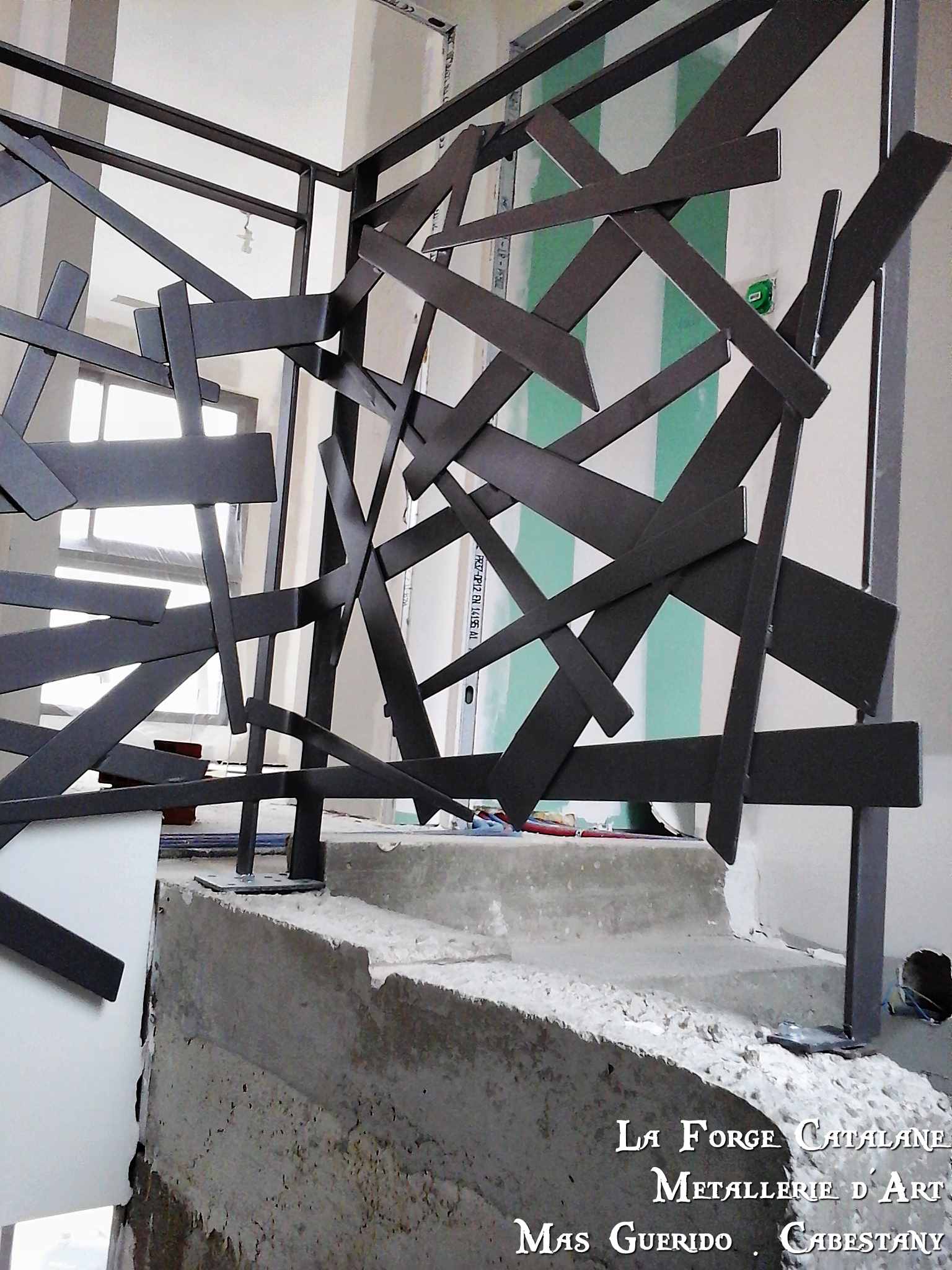 garde corps lames tole entrecroisees surepaisseur finition thermolaquage forge catalane 3.jpg